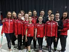 Die Gymnastinnen des Berliner TSC und ihre Trainerinnen freuen sich über den 3. Platz im Finale der RSG-Bundesliga. (Foto: Berliner TSC)