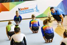 Andreas Toba trainiert mit jungen Turnerinnen. (Foto: KJOM)